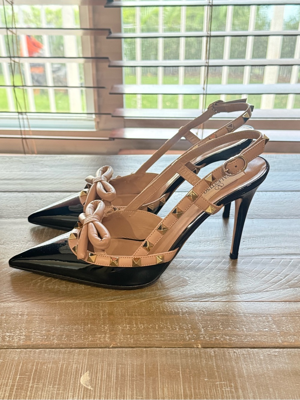 Valentino Garavani Black Patent & Nude Bow Slingback Heels with Gold Studs - Picture 3 of 7